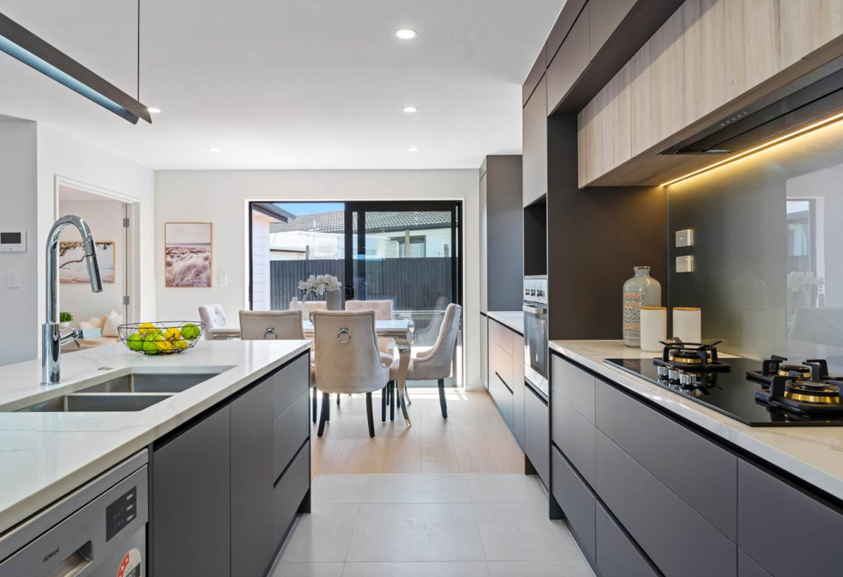 6 beds 3.5 baths house with garage, 2 beds 1 bath ground floor, close to schools, Manurewa town centre, Auckland Botanic Gardens, 0.4 km to Randwick Park School, 1 km to Alfriston College, 38A Hyperion Drive, Randwick Park, Auckland