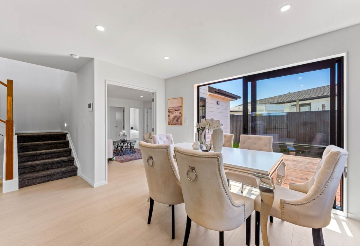 6 beds 3.5 baths house with garage, 2 beds 1 bath ground floor, close to schools, Manurewa town centre, Auckland Botanic Gardens, 0.4 km to Randwick Park School, 1 km to Alfriston College, 38A Hyperion Drive, Randwick Park, Auckland