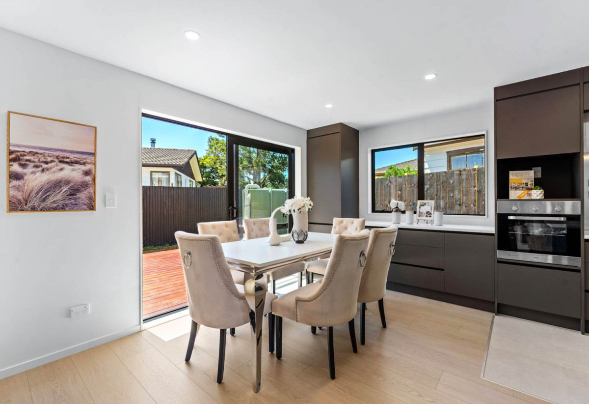 6 beds 3.5 baths house with garage, 2 beds 1 bath ground floor, close to schools, Manurewa town centre, Auckland Botanic Gardens, 0.4 km to Randwick Park School, 1 km to Alfriston College, 38A Hyperion Drive, Randwick Park, Auckland
