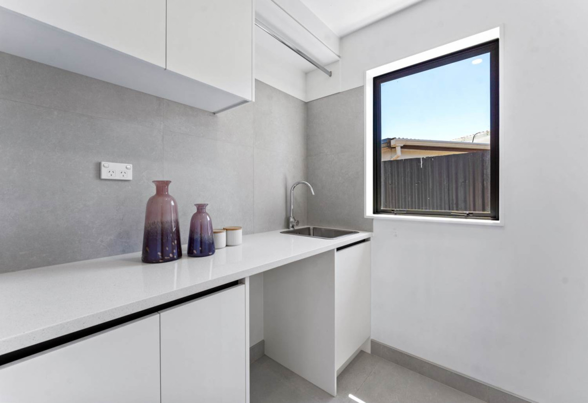 6 beds 3.5 baths house with garage, 2 beds 1 bath ground floor, close to schools, Manurewa town centre, Auckland Botanic Gardens, 0.4 km to Randwick Park School, 1 km to Alfriston College, 38A Hyperion Drive, Randwick Park, Auckland