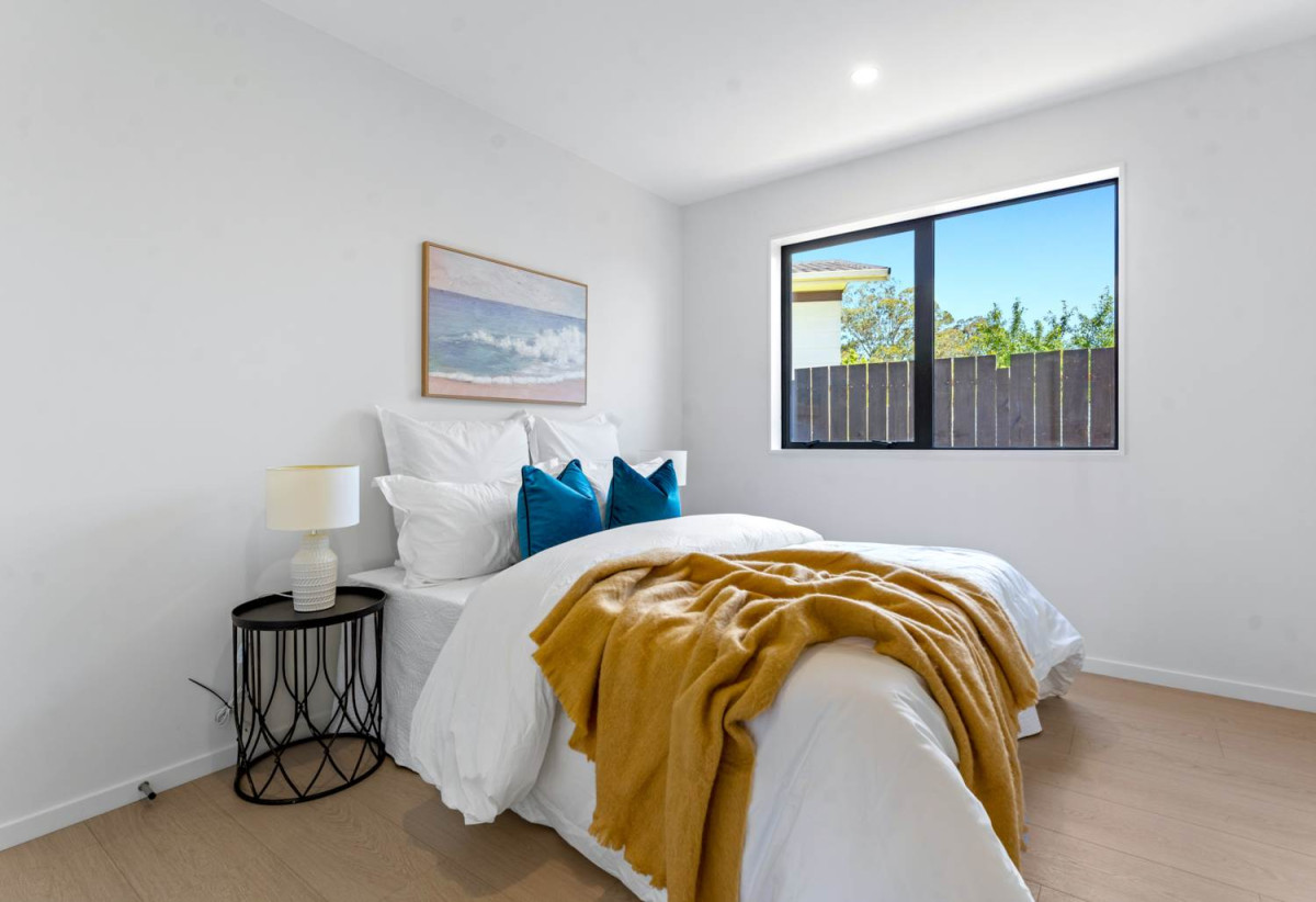 6 beds 3.5 baths house with garage, 2 beds 1 bath ground floor, close to schools, Manurewa town centre, Auckland Botanic Gardens, 0.4 km to Randwick Park School, 1 km to Alfriston College, 38A Hyperion Drive, Randwick Park, Auckland