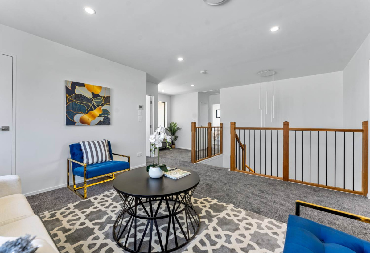 6 beds 3.5 baths house with garage, 2 beds 1 bath ground floor, close to schools, Manurewa town centre, Auckland Botanic Gardens, 0.4 km to Randwick Park School, 1 km to Alfriston College, 38A Hyperion Drive, Randwick Park, Auckland