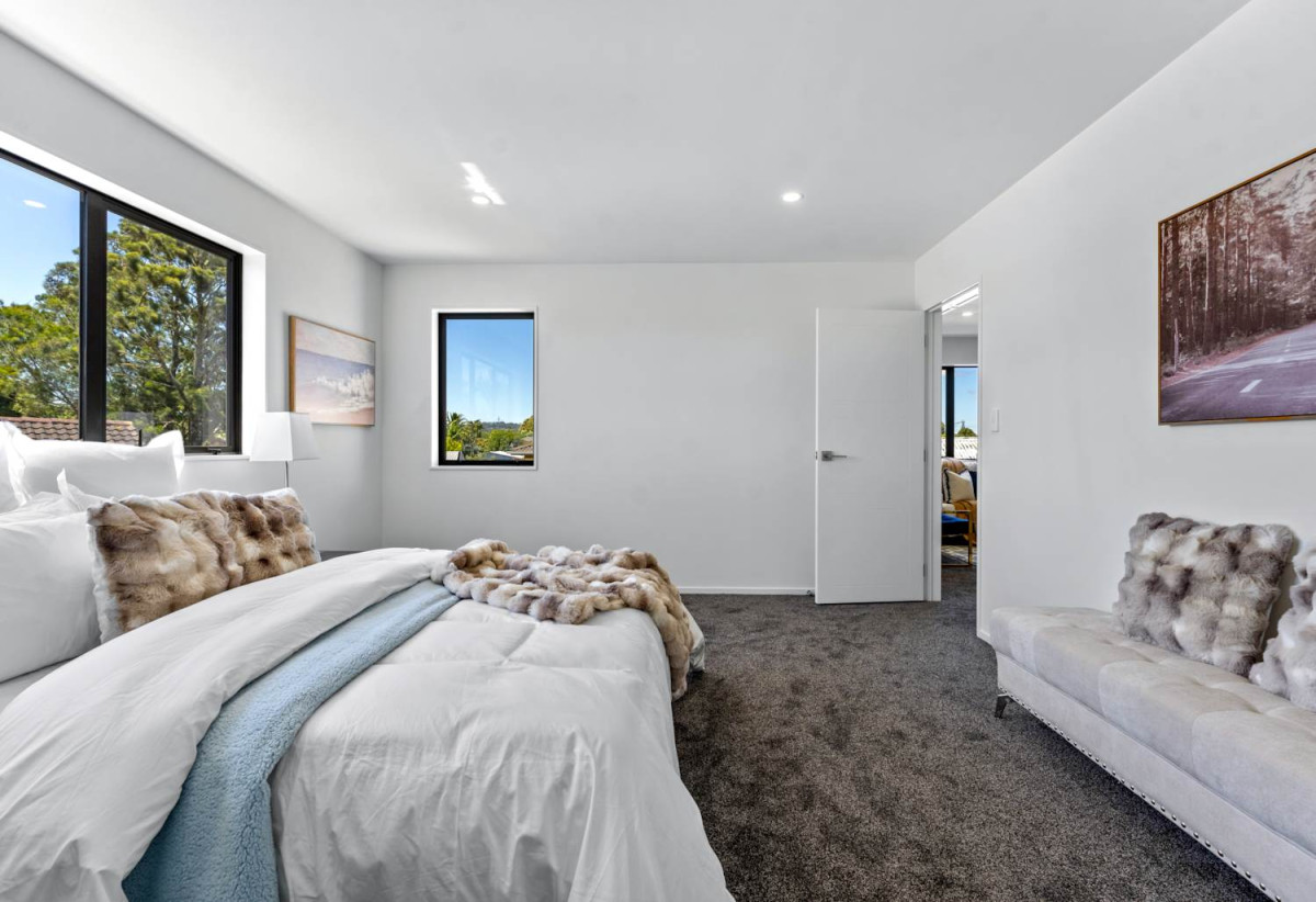 6 beds 3.5 baths house with garage, 2 beds 1 bath ground floor, close to schools, Manurewa town centre, Auckland Botanic Gardens, 0.4 km to Randwick Park School, 1 km to Alfriston College, 38A Hyperion Drive, Randwick Park, Auckland