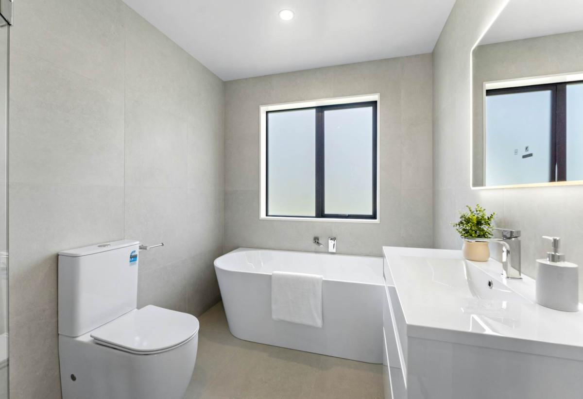 6 beds 3.5 baths house with garage, 2 beds 1 bath ground floor, close to schools, Manurewa town centre, Auckland Botanic Gardens, 0.4 km to Randwick Park School, 1 km to Alfriston College, 38A Hyperion Drive, Randwick Park, Auckland