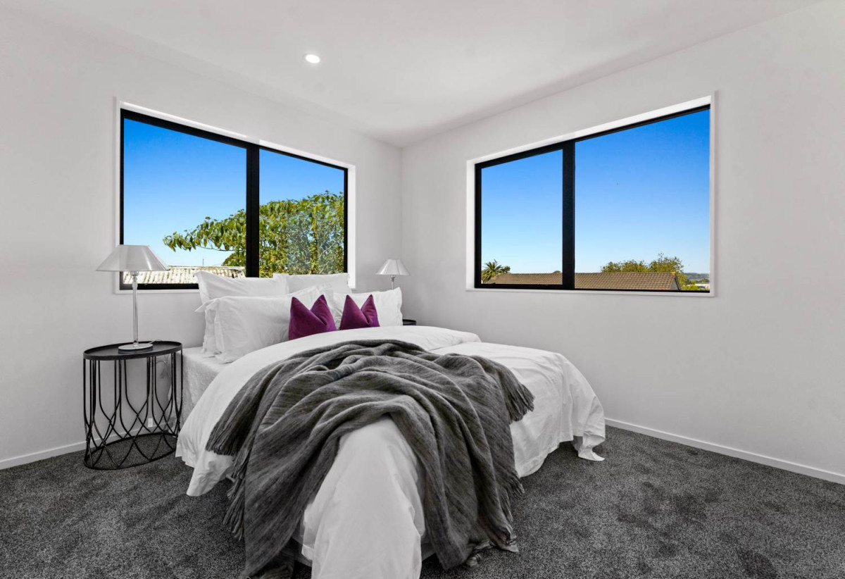 6 beds 3.5 baths house with garage, 2 beds 1 bath ground floor, close to schools, Manurewa town centre, Auckland Botanic Gardens, 0.4 km to Randwick Park School, 1 km to Alfriston College, 38A Hyperion Drive, Randwick Park, Auckland