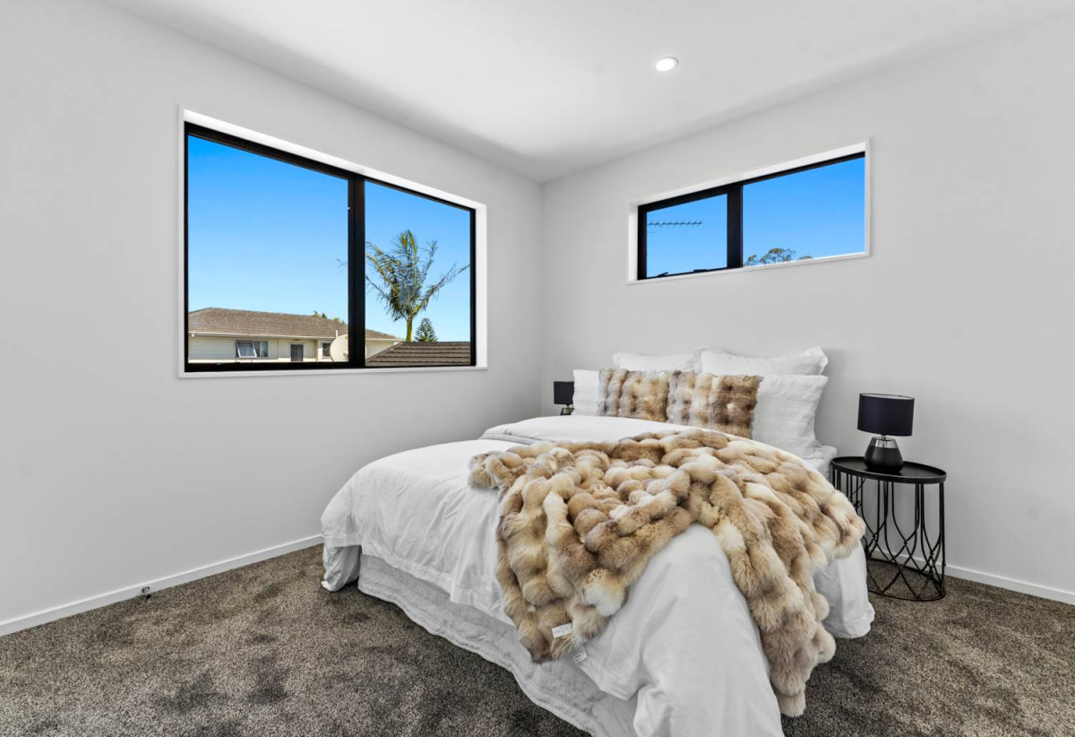 6 beds 3.5 baths house with garage, 2 beds 1 bath ground floor, close to schools, Manurewa town centre, Auckland Botanic Gardens, 0.4 km to Randwick Park School, 1 km to Alfriston College, 38A Hyperion Drive, Randwick Park, Auckland