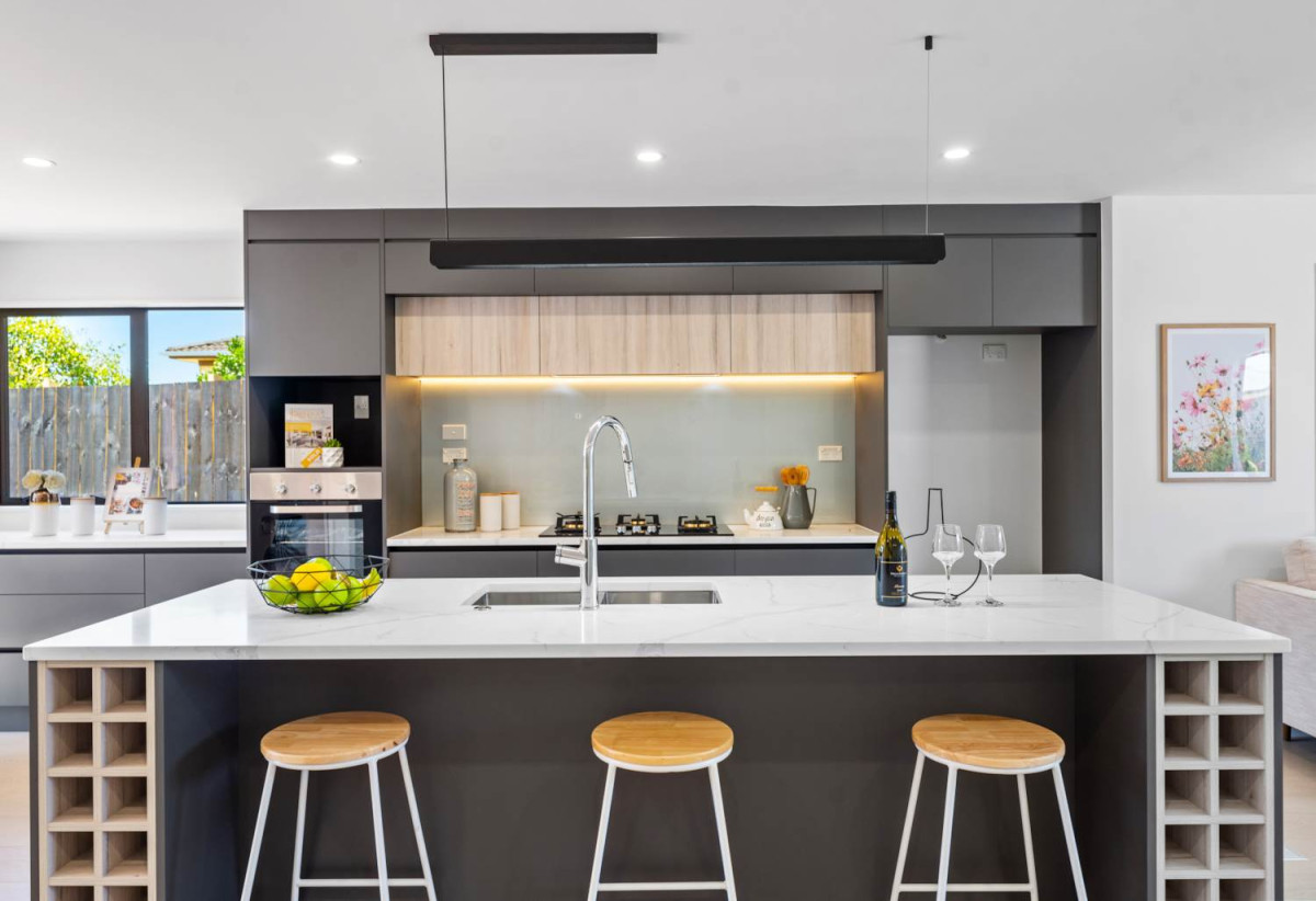 6 beds 3.5 baths house with garage, 2 beds 1 bath ground floor, close to schools, Manurewa town centre, Auckland Botanic Gardens, 0.4 km to Randwick Park School, 1 km to Alfriston College, 38A Hyperion Drive, Randwick Park, Auckland