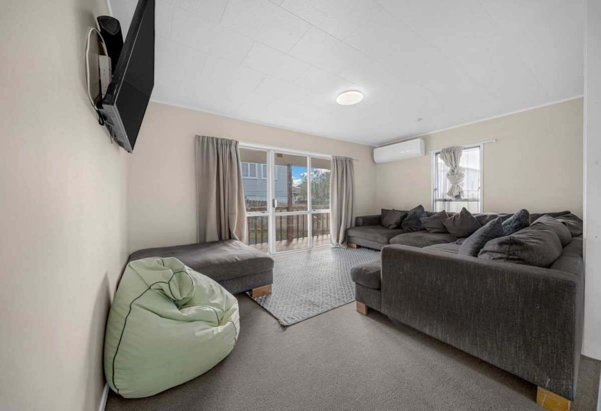 624m2 section, 3 beds 1 bath house with standalone garage, close to Manurewa town centre, Auckland Botanic Gardens, schools, motorway access, 0.3 km to Manurewa East School, 0.9 km to Greenmeadows Intermediate and Alfriston College, 27 Secretariat Place, Randwick Park, Auckland