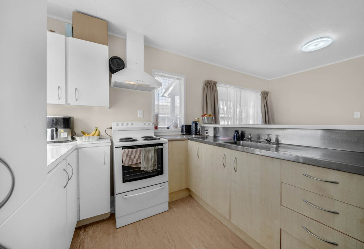624m2 section, 3 beds 1 bath house with standalone garage, close to Manurewa town centre, Auckland Botanic Gardens, schools, motorway access, 0.3 km to Manurewa East School, 0.9 km to Greenmeadows Intermediate and Alfriston College, 27 Secretariat Place, Randwick Park, Auckland