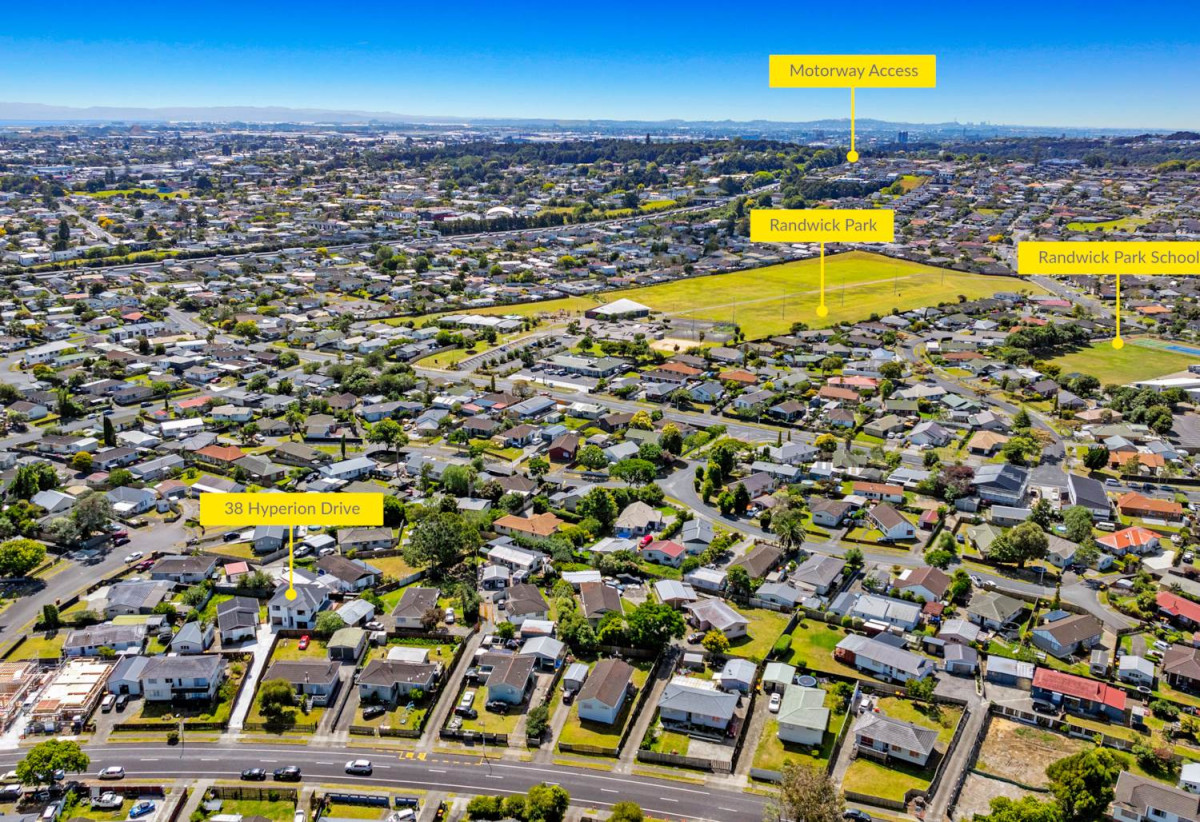 6 beds 3.5 baths house with garage, 2 beds 1 bath ground floor, close to schools, Manurewa town centre, Auckland Botanic Gardens, 0.4 km to Randwick Park School, 1 km to Alfriston College, 38A Hyperion Drive, Randwick Park, Auckland