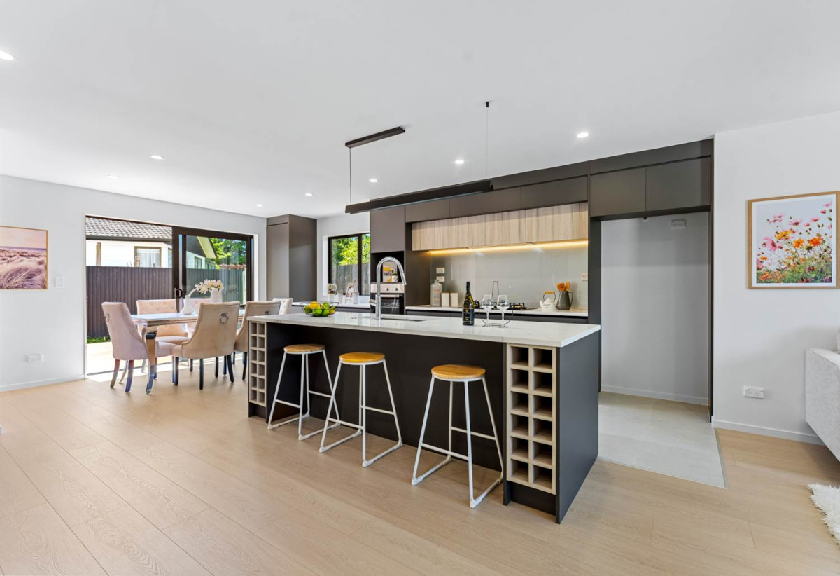 6 beds 3.5 baths house with garage, 2 beds 1 bath ground floor, close to schools, Manurewa town centre, Auckland Botanic Gardens, 0.4 km to Randwick Park School, 1 km to Alfriston College, 38A Hyperion Drive, Randwick Park, Auckland