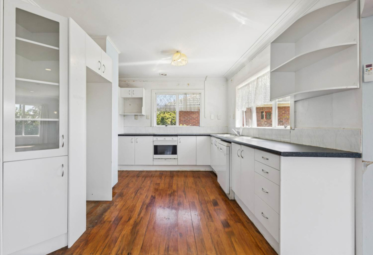 For rent, Right Next to MacLean’s College, 3 beds 1 bath house with garage, available now, 47 Macleans Road, Bucklands Beach, Auckland