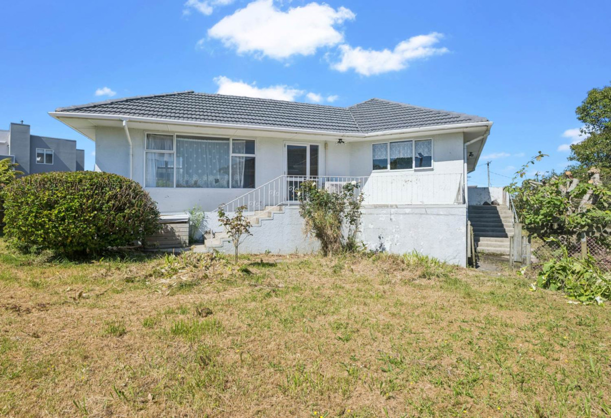 For rent, Right Next to MacLean’s College, 3 beds 1 bath house with garage, available now, 47 Macleans Road, Bucklands Beach, Auckland
