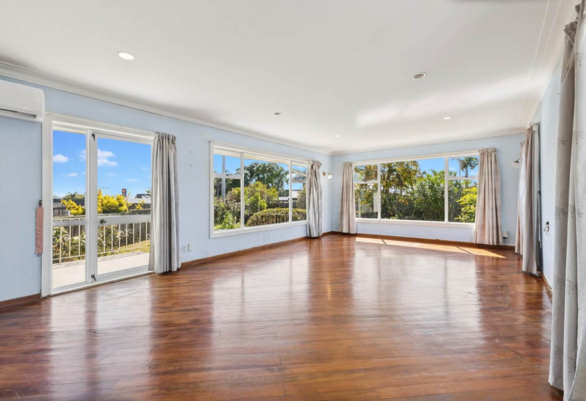 For rent, Right Next to MacLean’s College, 3 beds 1 bath house with garage, available now, 47 Macleans Road, Bucklands Beach, Auckland