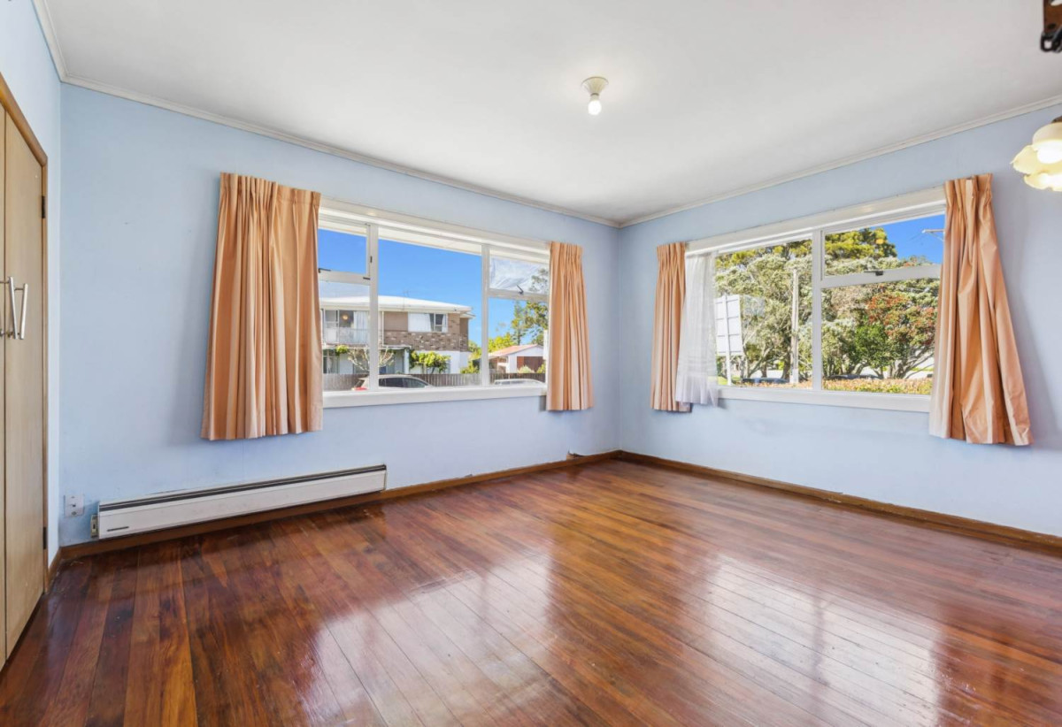 For rent, Right Next to MacLean’s College, 3 beds 1 bath house with garage, available now, 47 Macleans Road, Bucklands Beach, Auckland