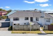For rent, Right Next to MacLean’s College, 3 beds 1 bath house with garage, available now, 47 Macleans Road, Bucklands Beach, Auckland