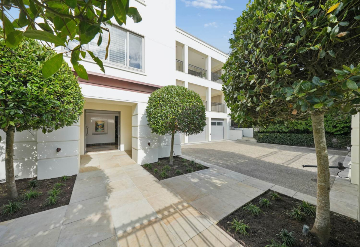 Built-in lift, Double Grammar school zone, 499m2 Luxury 5 beds 3 baths house with triple garages, a fully equipped butler’s pantry, a wine cellar, underfloor heating, the master suite boasting two separate walk-in wardrobes and a luxurious ensuite, Eligible international purchasers may acquire this property under New Zealand’s Active Investor Plus (AIP) pathway, 1.3 km to Epsom Girls’ Grammar School, 1.8 km to Auckland Grammar, 19 Arney Crescent, Remuera, Auckland