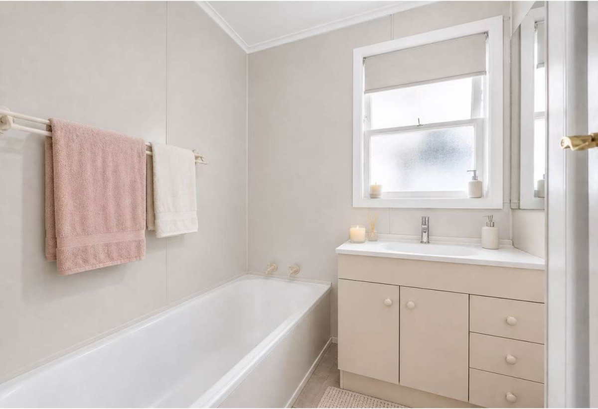 809m2 section, 3 beds 1 bath house with standalone double garage, move-in ready, close to Lynn Mall, schools, 0.7 km to Kelston School, 45 Rimu Street, New Lynn, Auckland