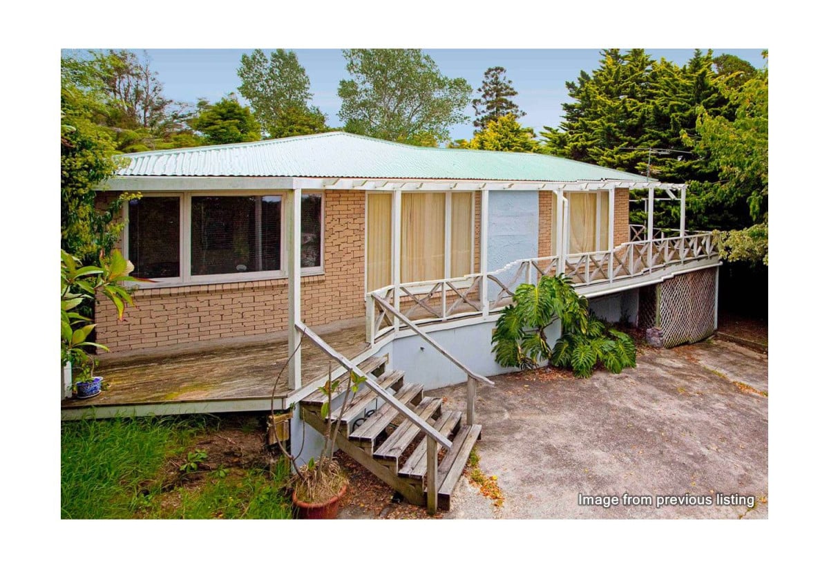 Urgent sale, vendor Must SELL before the bank steps in, 2352m2 section, 121m2 3 beds 1 bath house, Currently rented, just 1 minute’s drive to Sunnyvale Train Station and Park & Ride, with Sunnyvale Primary School, shopping malls, transport links, and key amenities nearby. 0.6 km to Sunnyvale School, 3 Rangeview Road, Sunnyvale, Auckland