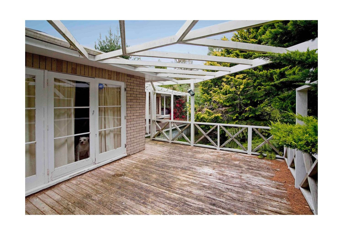 Urgent sale, vendor Must SELL before the bank steps in, 2352m2 section, 121m2 3 beds 1 bath house, Currently rented, just 1 minute’s drive to Sunnyvale Train Station and Park & Ride, with Sunnyvale Primary School, shopping malls, transport links, and key amenities nearby. 0.6 km to Sunnyvale School, 3 Rangeview Road, Sunnyvale, Auckland