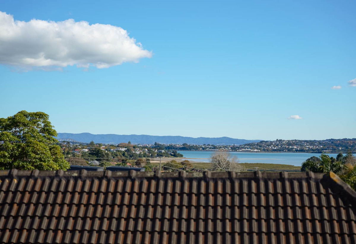 Brandnew 3 beds 3 baths home with garage, 1 bed 1 bath ground floor, positioned between Devonport Village and Takapuna, close to schools, shops, easy motorway access, 0.2 km to Belmont School (Auckland), 0.3 km to Belmont Intermediate, 0.7 km to Takapuna Grammar School, Lot 11-13/163-165 Lake Road, Belmont, Auckland