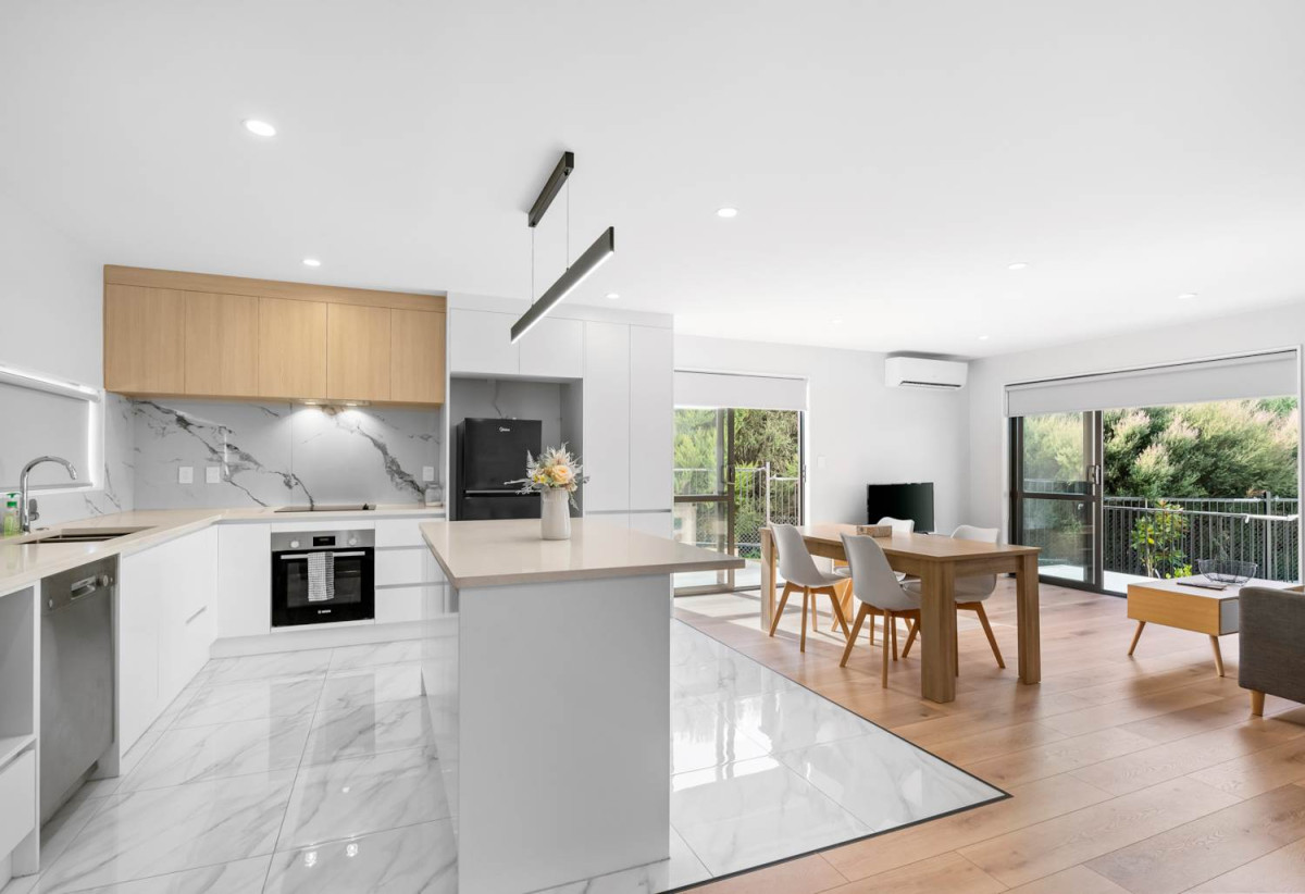 4 beds 3 baths house with garage, close to schools, Manukau shopping centre, motorway access, 0.7 km to Wiri Central School, 888A Great South Road, Manukau, Auckland
