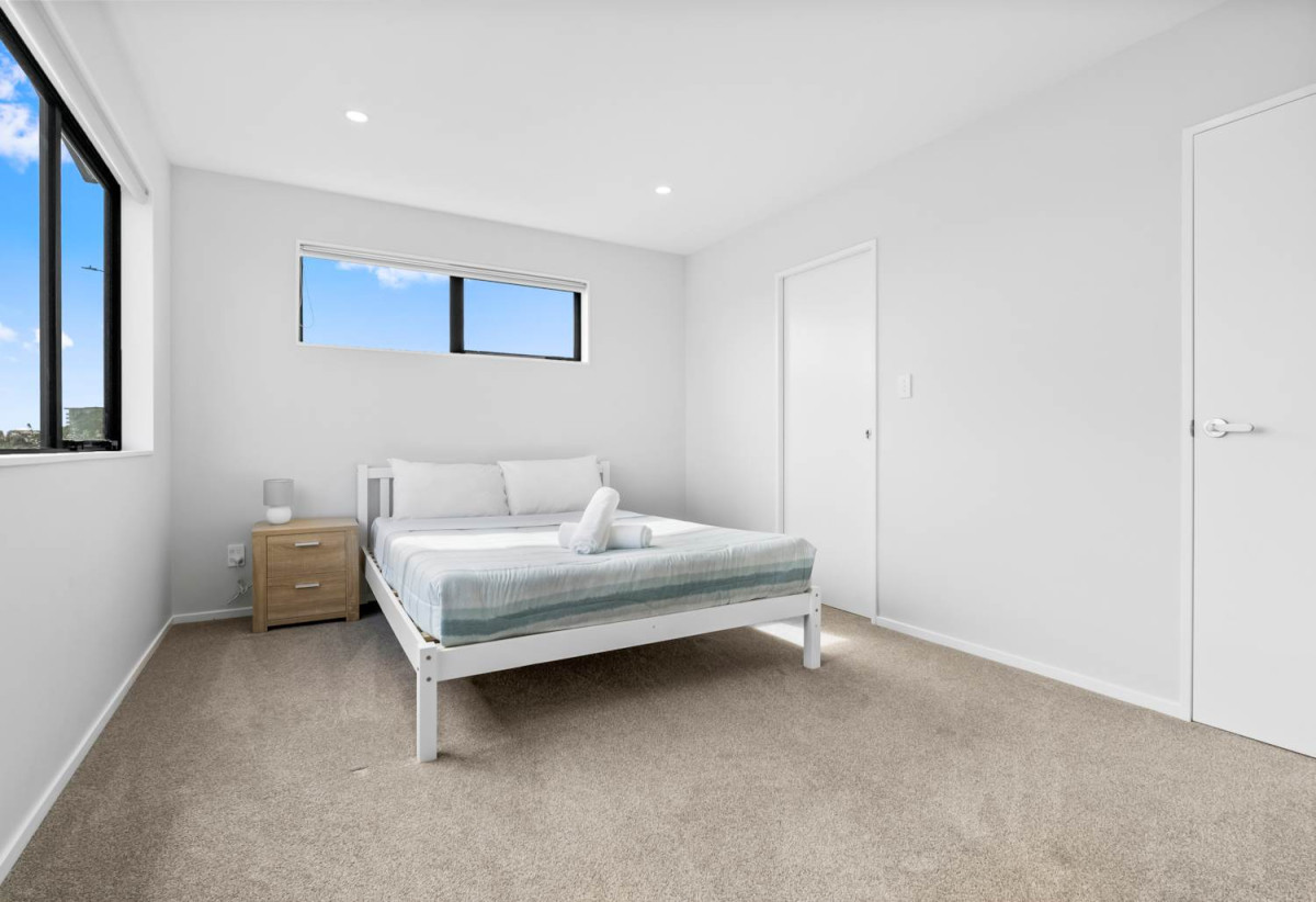 4 beds 3 baths house with garage, close to schools, Manukau shopping centre, motorway access, 0.7 km to Wiri Central School, 888A Great South Road, Manukau, Auckland