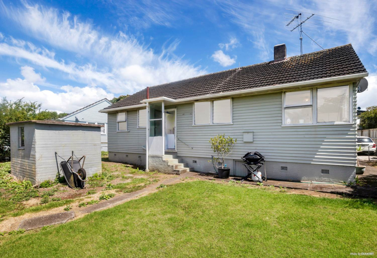 814m2 section, 3 beds 1 bath house, A short stroll to the Wai O Taiki Nature Reserve and Scenic Walkway. 5 mins to St Heliers Beach., Walking distance to Sacred Heart College and local shops., 0.5 km to Tamaki College and Glenbrae School, 12 Kestrel Place, Wai O Taiki Bay, Auckland