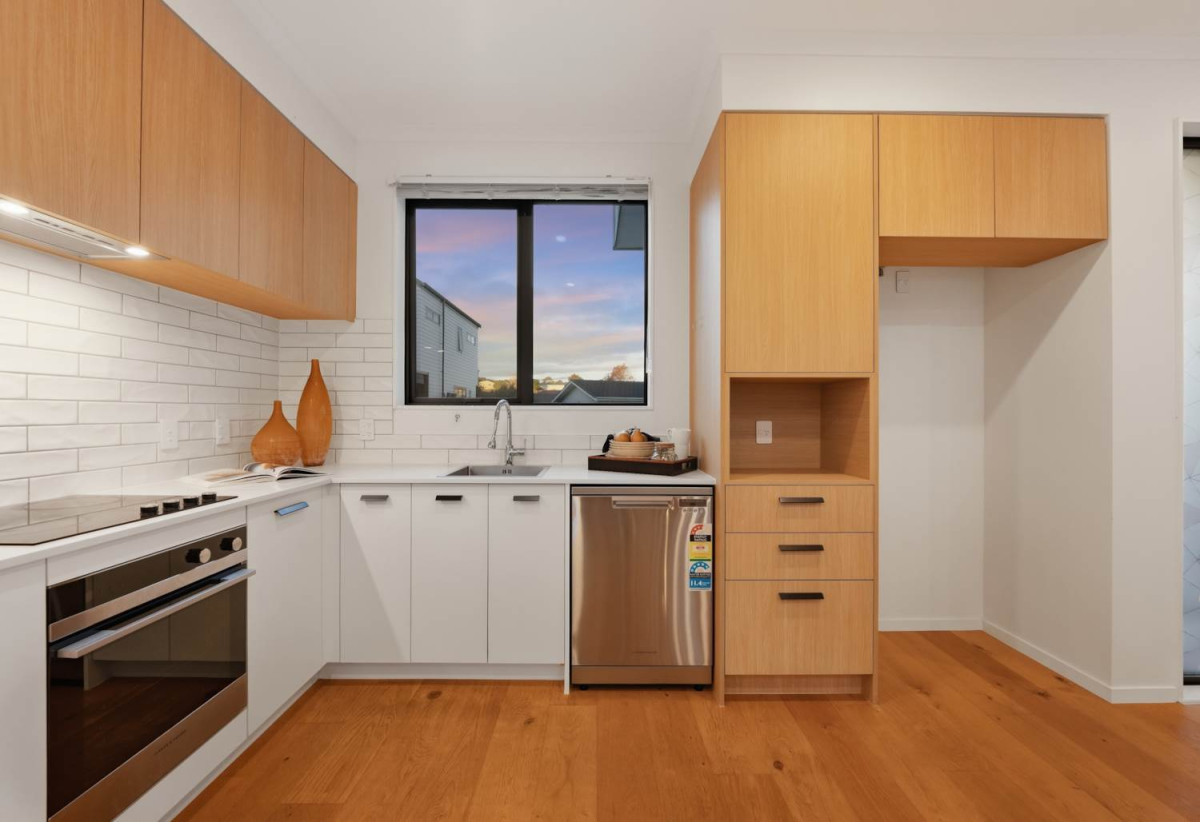 Must Sell Urgently Due to Family Circumstances, 3 beds 1.5 baths home with carparks, minutes from Manukau shopping centre, schools, 66 Waipuhinui Road, Manukau Central, Auckland