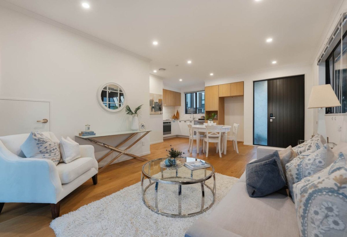 Must Sell Urgently Due to Family Circumstances, 3 beds 1.5 baths home with carparks, minutes from Manukau shopping centre, schools, 66 Waipuhinui Road, Manukau Central, Auckland