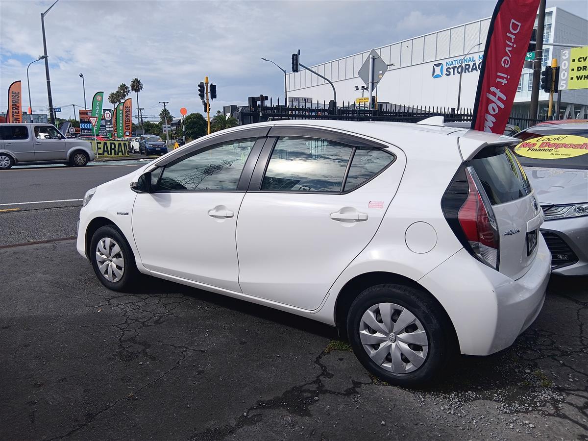 2017 Toyota Aqua Petrol Hybrid Hatchback Automatic, 5 seats, 1,496 cc, 199,341 km