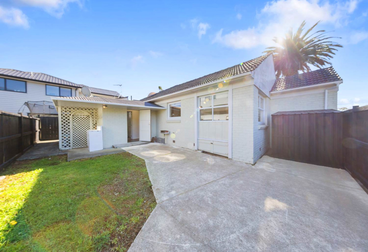 452m2 section, Renovated 4 beds 2 baths house with car park, close to schools, seaside park and boating club, town centre, 69 Kings Road, Panmure, Auckland