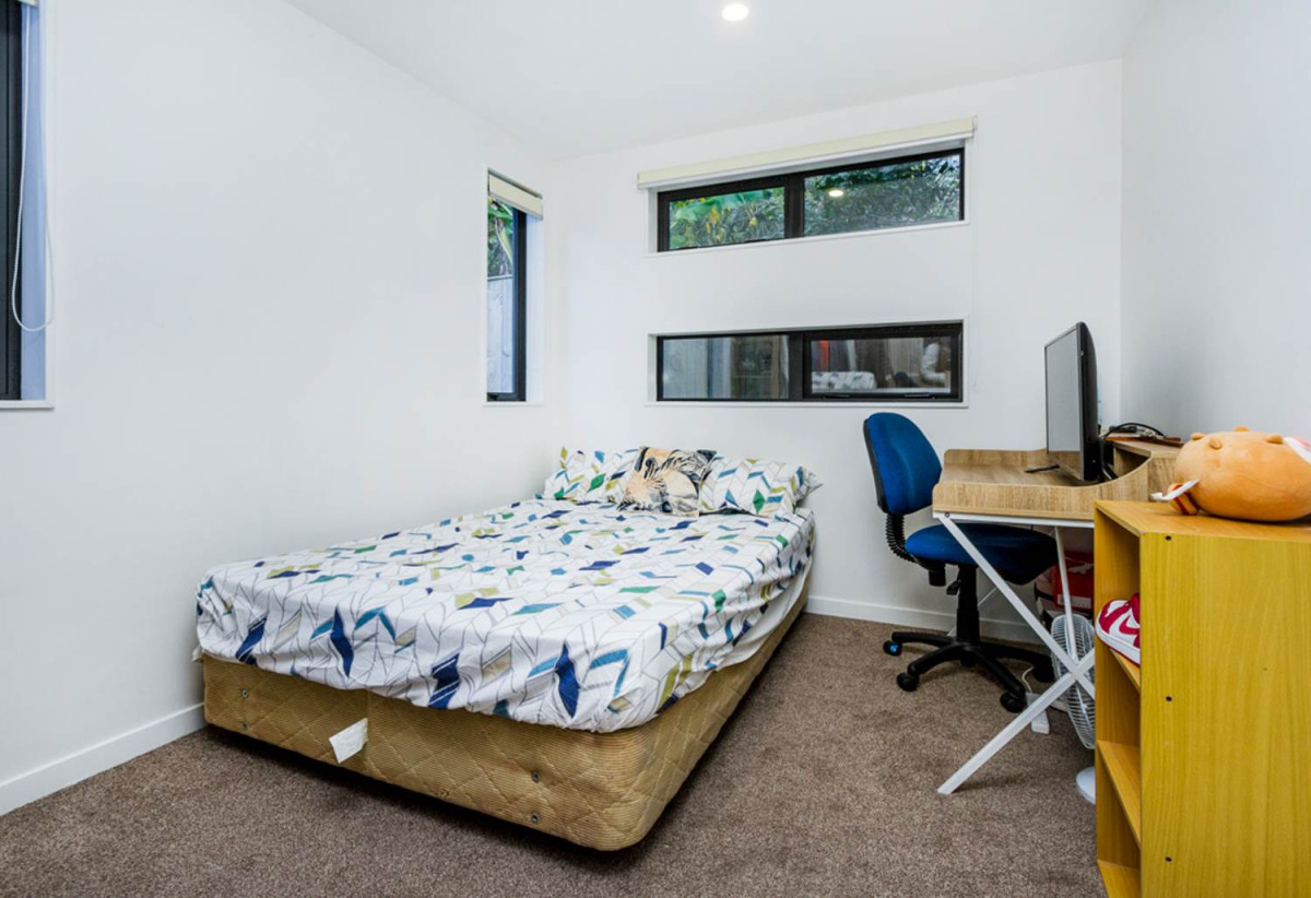Standalone 3 beds 2 baths house with car parks on 169m2 section, a super-sized storage area with stair access to the ceiling, close to schools, seaside parks, beach, supermarket, 0.9 km to Birkdale North School and Beach Haven School, 1.3 km to Birkdale Intermediate School, 122C Lancaster Road, Beach Haven, Auckland