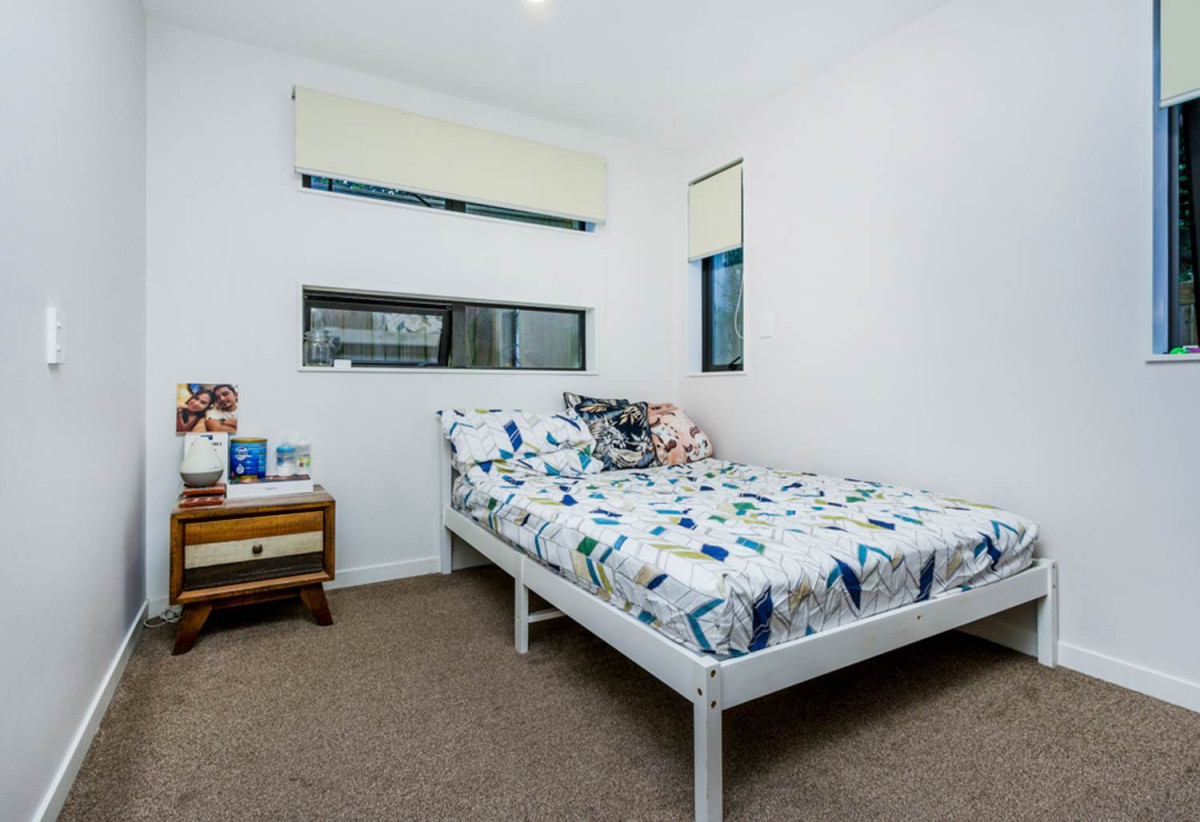 Standalone 3 beds 2 baths house with car parks on 169m2 section, a super-sized storage area with stair access to the ceiling, close to schools, seaside parks, beach, supermarket, 0.9 km to Birkdale North School and Beach Haven School, 1.3 km to Birkdale Intermediate School, 122C Lancaster Road, Beach Haven, Auckland