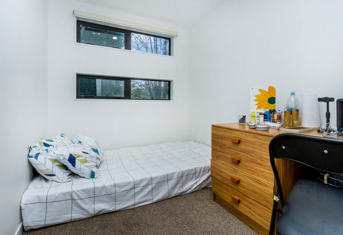 Standalone 3 beds 2 baths house with car parks on 169m2 section, a super-sized storage area with stair access to the ceiling, close to schools, seaside parks, beach, supermarket, 0.9 km to Birkdale North School and Beach Haven School, 1.3 km to Birkdale Intermediate School, 122C Lancaster Road, Beach Haven, Auckland