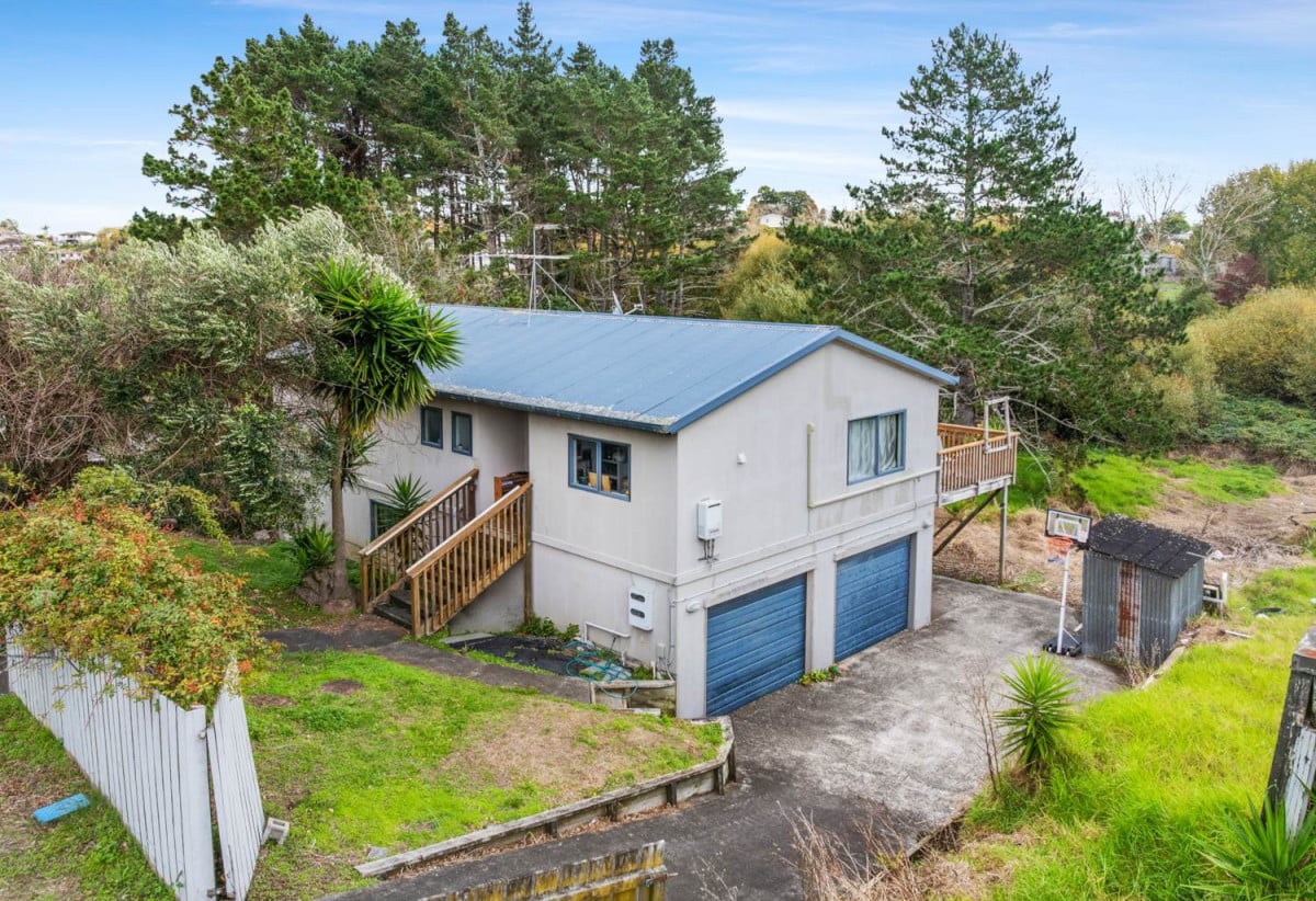 296333m² section, 4 beds 3 bath house with double garage and carport, Existing Resource Consent conditions relating to 110 Station Road provide a valuable foundation for future development investigations, (110 Station Road – 8,076m² is also on sale), close to schools, shops, 0.6 km to Papatoetoe West School, 15 Glenmary Place, Papatoetoe, Auckland