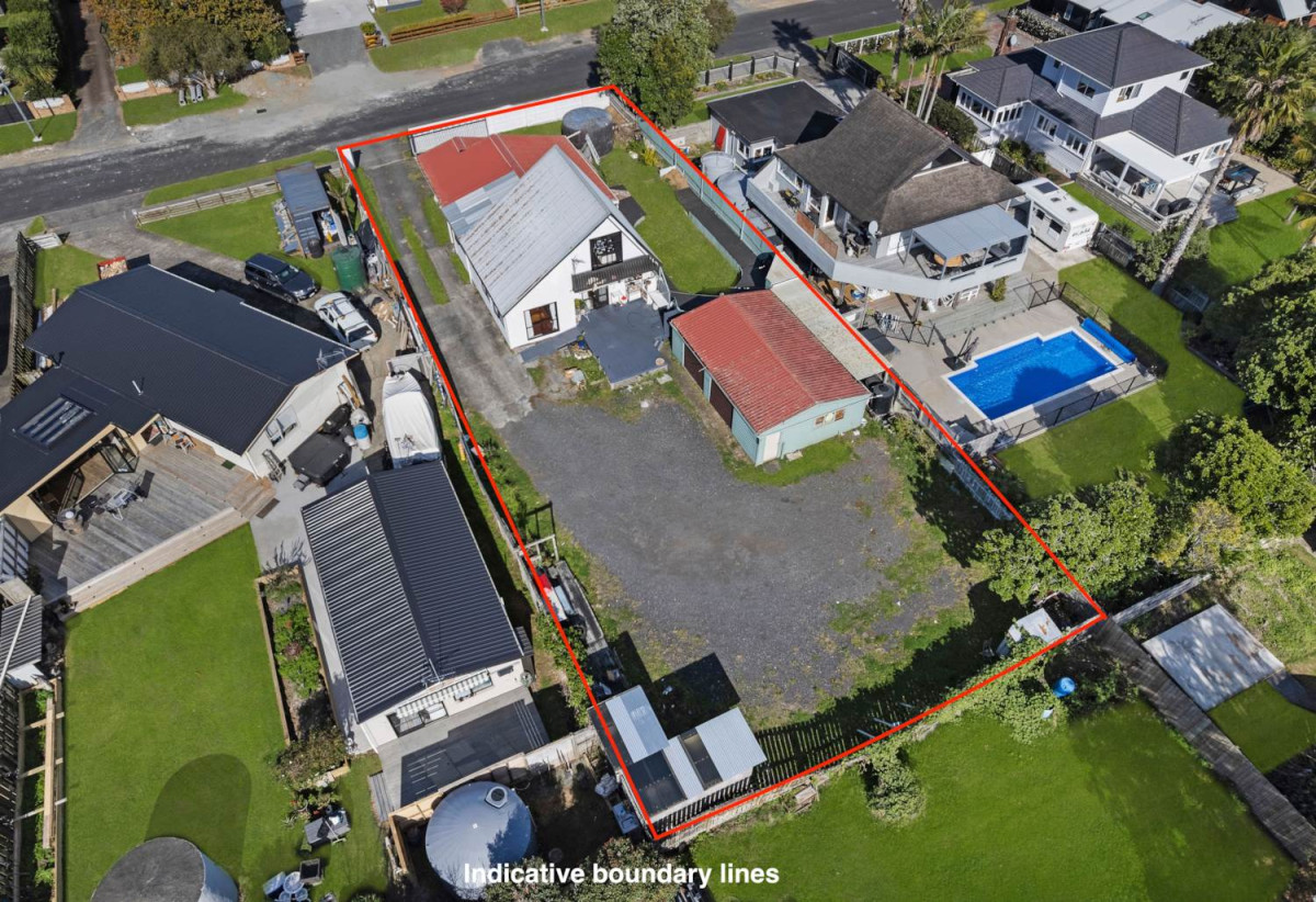 1012m2 section, 3 beds + sun room 2 baths house with double garage, Short walk to local shops, cafés, and everyday amenities, close to Pohutukawa Coast beaches and coastal walkways, Sunkist Bay Reserve, 0.7 km to Beachlands School, 40 Second View Avenue, Beachlands, Auckland