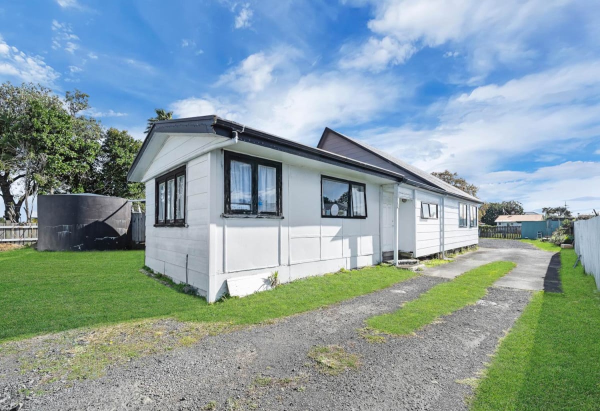 1012m2 section, 3 beds + sun room 2 baths house with double garage, Short walk to local shops, cafés, and everyday amenities, close to Pohutukawa Coast beaches and coastal walkways, Sunkist Bay Reserve, 0.7 km to Beachlands School, 40 Second View Avenue, Beachlands, Auckland