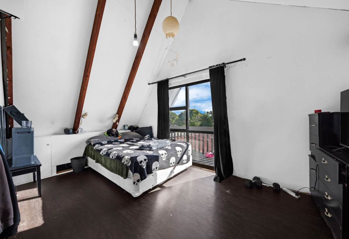 1012m2 section, 3 beds + sun room 2 baths house with double garage, Short walk to local shops, cafés, and everyday amenities, close to Pohutukawa Coast beaches and coastal walkways, Sunkist Bay Reserve, 0.7 km to Beachlands School, 40 Second View Avenue, Beachlands, Auckland