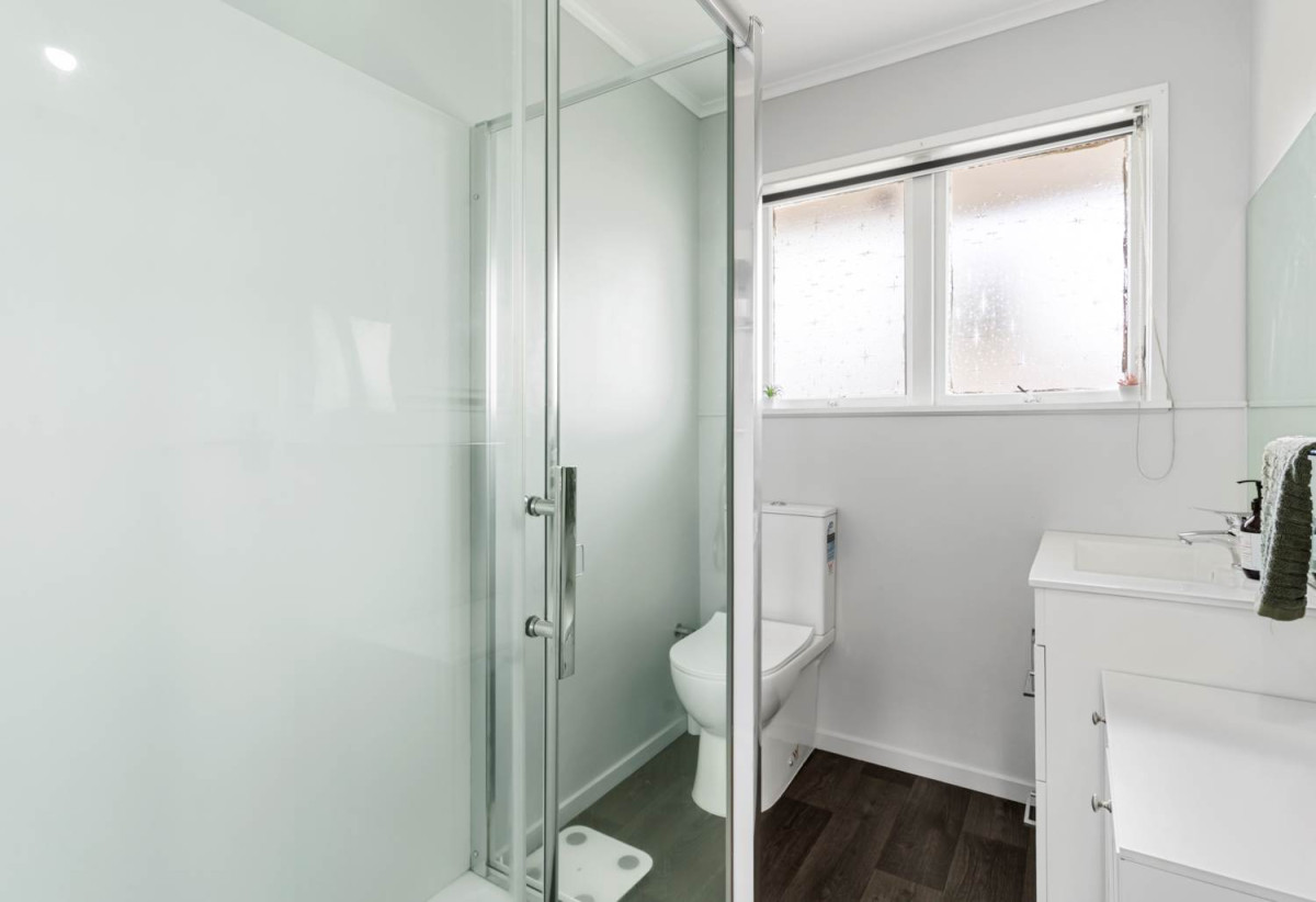 Musr sell, Motivated vendor, Brick and concrete bloc 2 beds 1 bath home, Basement single garage plus separate laundry area, Walking distance to Panmure Train & Bus Station, local shops, cafés and Panmure Basin, 1 km to Panmure Bridge School, 2/50 Pilkington Road, Panmure, Auckland