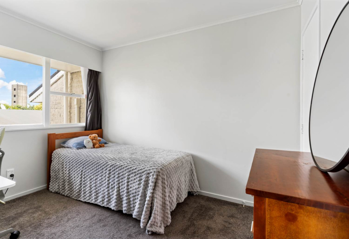 Musr sell, Motivated vendor, Brick and concrete bloc 2 beds 1 bath home, Basement single garage plus separate laundry area, Walking distance to Panmure Train & Bus Station, local shops, cafés and Panmure Basin, 1 km to Panmure Bridge School, 2/50 Pilkington Road, Panmure, Auckland