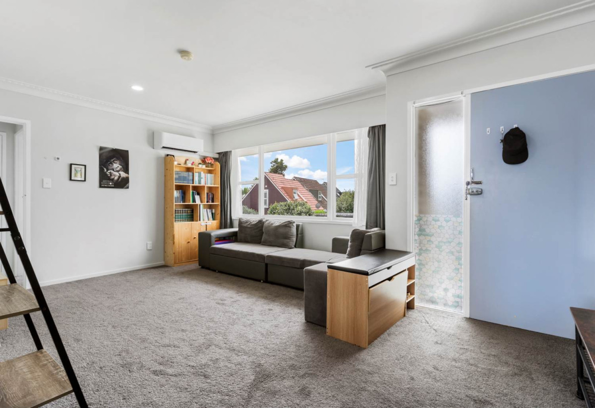 Musr sell, Motivated vendor, Brick and concrete bloc 2 beds 1 bath home, Basement single garage plus separate laundry area, Walking distance to Panmure Train & Bus Station, local shops, cafés and Panmure Basin, 1 km to Panmure Bridge School, 2/50 Pilkington Road, Panmure, Auckland