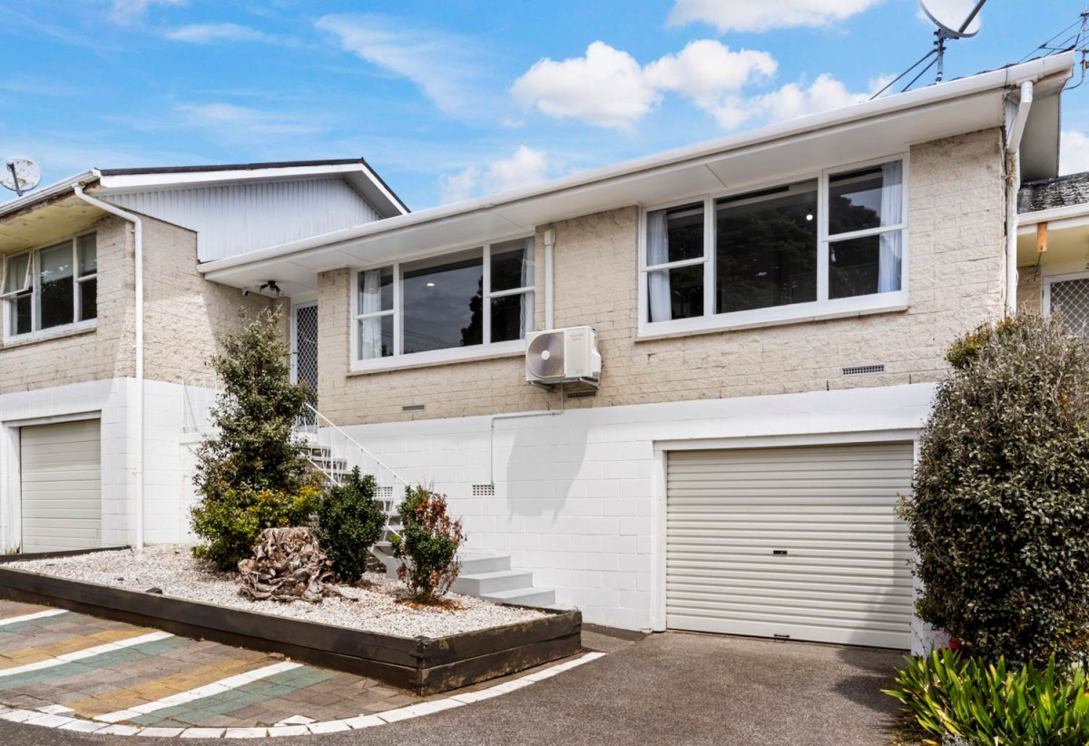 Musr sell, Motivated vendor, Brick and concrete bloc 2 beds 1 bath home, Basement single garage plus separate laundry area, Walking distance to Panmure Train & Bus Station, local shops, cafés and Panmure Basin, 1 km to Panmure Bridge School, 2/50 Pilkington Road, Panmure, Auckland
