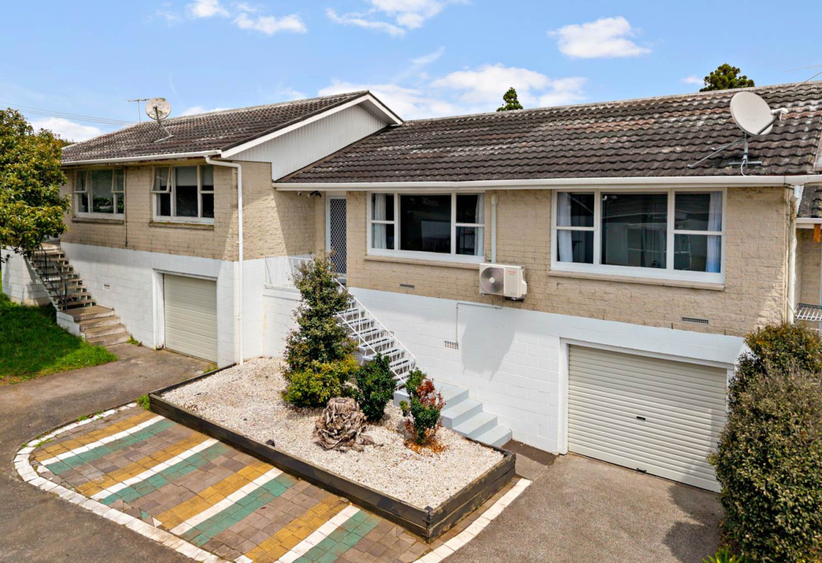 Musr sell, Motivated vendor, Brick and concrete bloc 2 beds 1 bath home, Basement single garage plus separate laundry area, Walking distance to Panmure Train & Bus Station, local shops, cafés and Panmure Basin, 1 km to Panmure Bridge School, 2/50 Pilkington Road, Panmure, Auckland