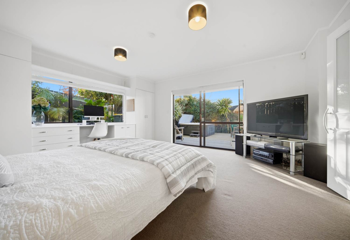 Rangitoto College zone, 4 beds +study room 2 baths house with double garage, 2 beds 1 bath ground floor, close to beach, shops, schools, 0.3 km to Browns Bay School, 1B Beechwood Road, Rothesay Bay, Auckland