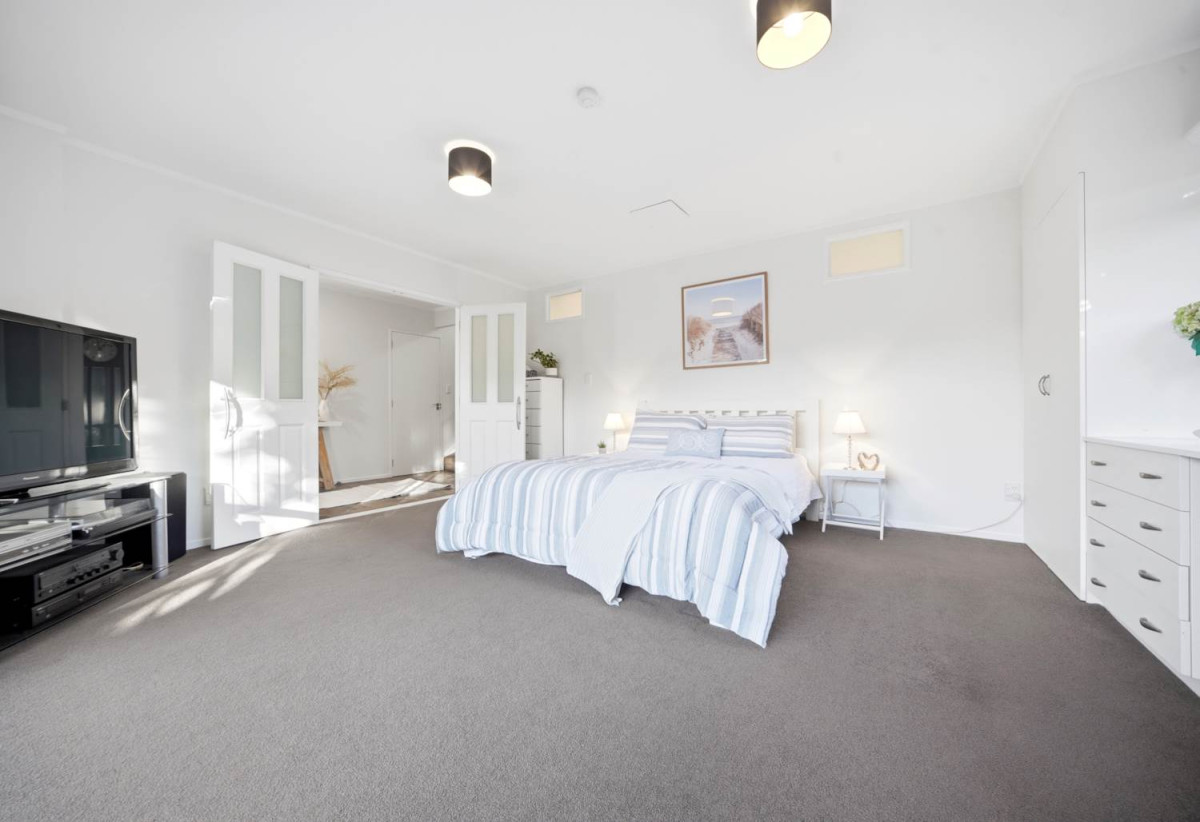 Rangitoto College zone, 4 beds +study room 2 baths house with double garage, 2 beds 1 bath ground floor, close to beach, shops, schools, 0.3 km to Browns Bay School, 1B Beechwood Road, Rothesay Bay, Auckland