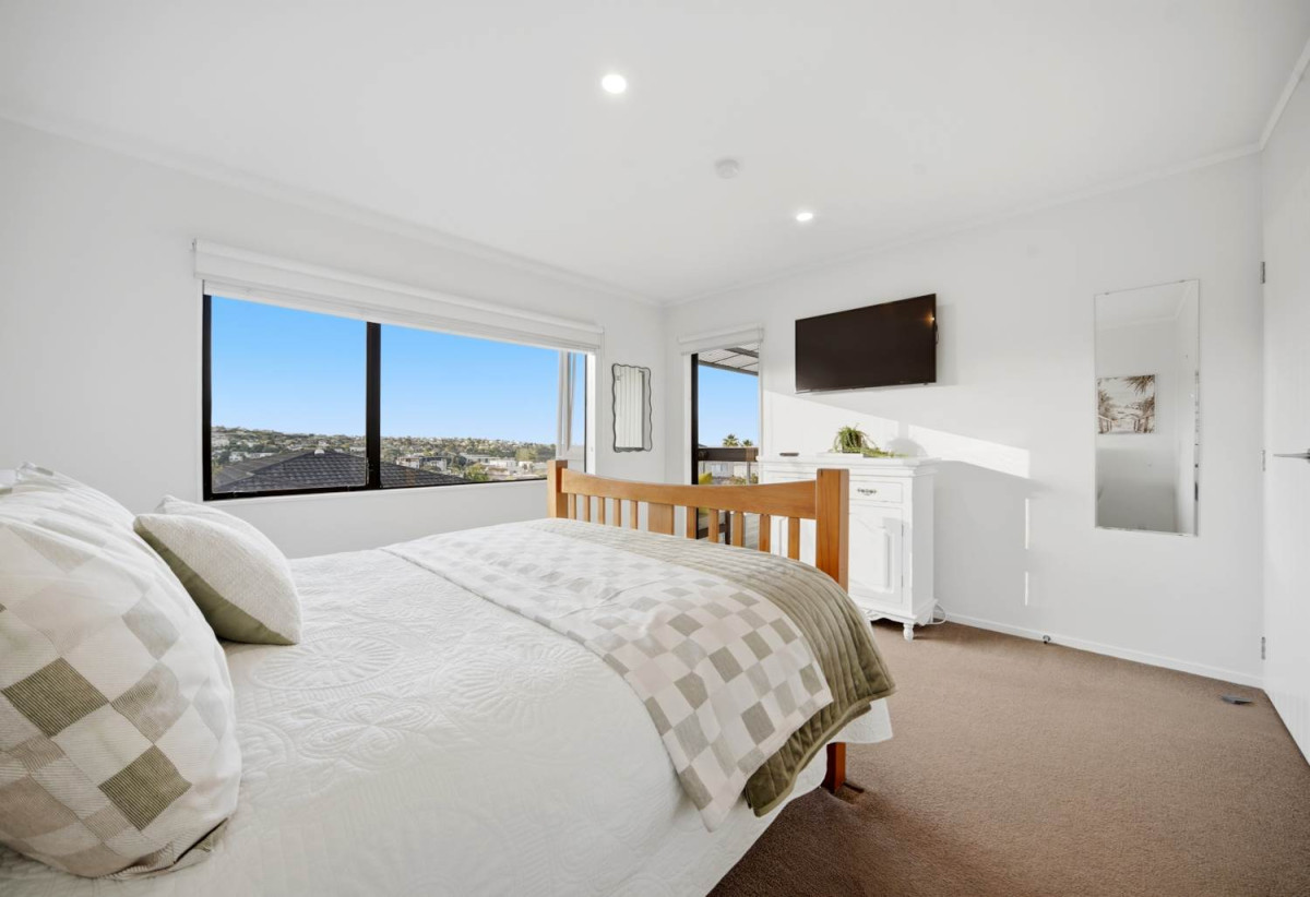 Rangitoto College zone, 4 beds +study room 2 baths house with double garage, 2 beds 1 bath ground floor, close to beach, shops, schools, 0.3 km to Browns Bay School, 1B Beechwood Road, Rothesay Bay, Auckland