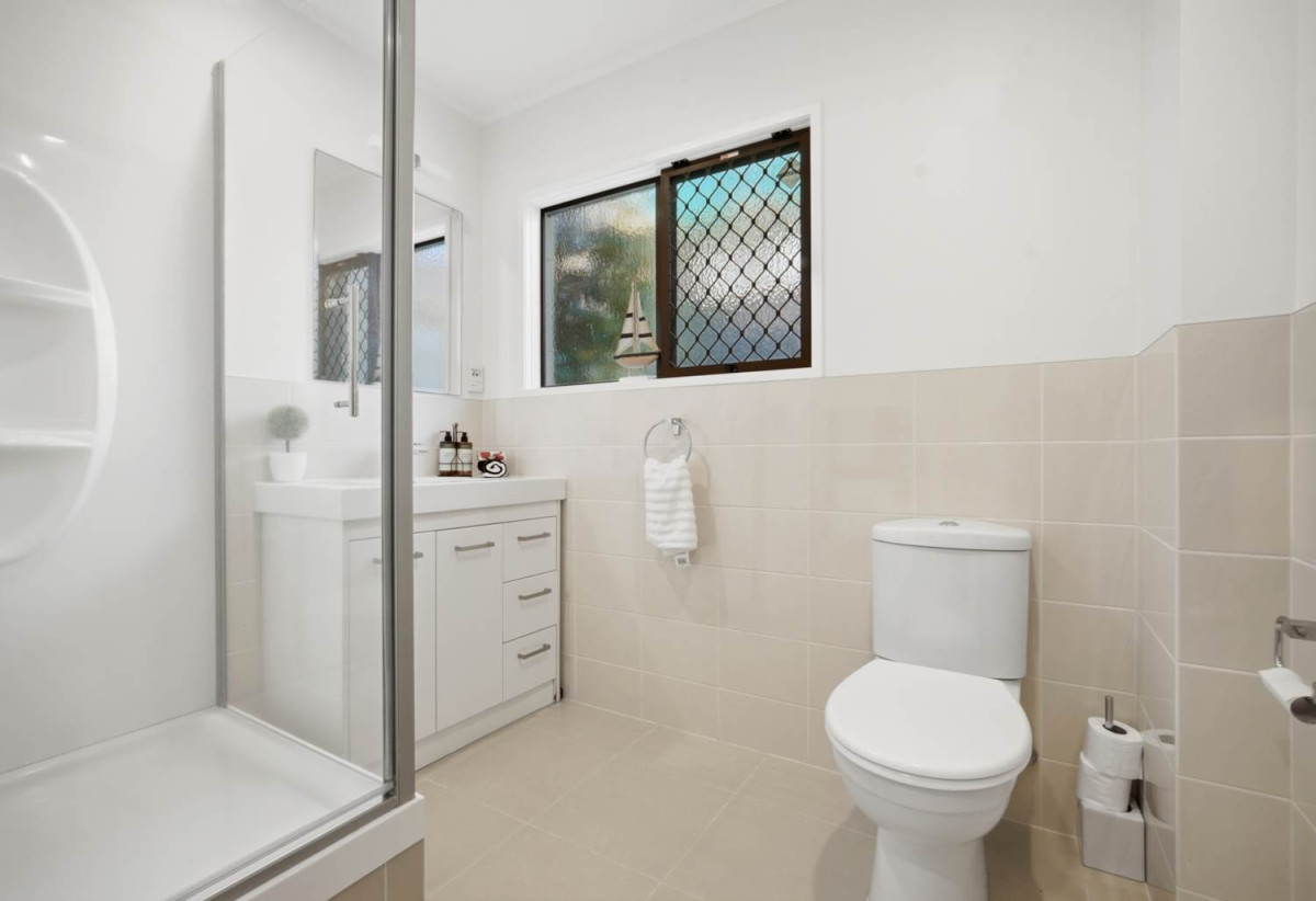 Rangitoto College zone, 4 beds +study room 2 baths house with double garage, 2 beds 1 bath ground floor, close to beach, shops, schools, 0.3 km to Browns Bay School, 1B Beechwood Road, Rothesay Bay, Auckland