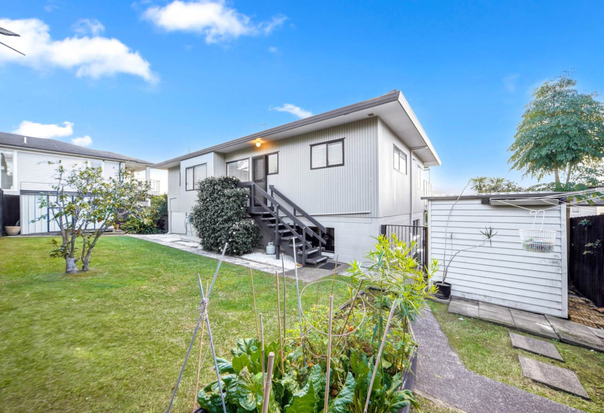 Rangitoto College zone, 4 beds +study room 2 baths house with double garage, 2 beds 1 bath ground floor, close to beach, shops, schools, 0.3 km to Browns Bay School, 1B Beechwood Road, Rothesay Bay, Auckland
