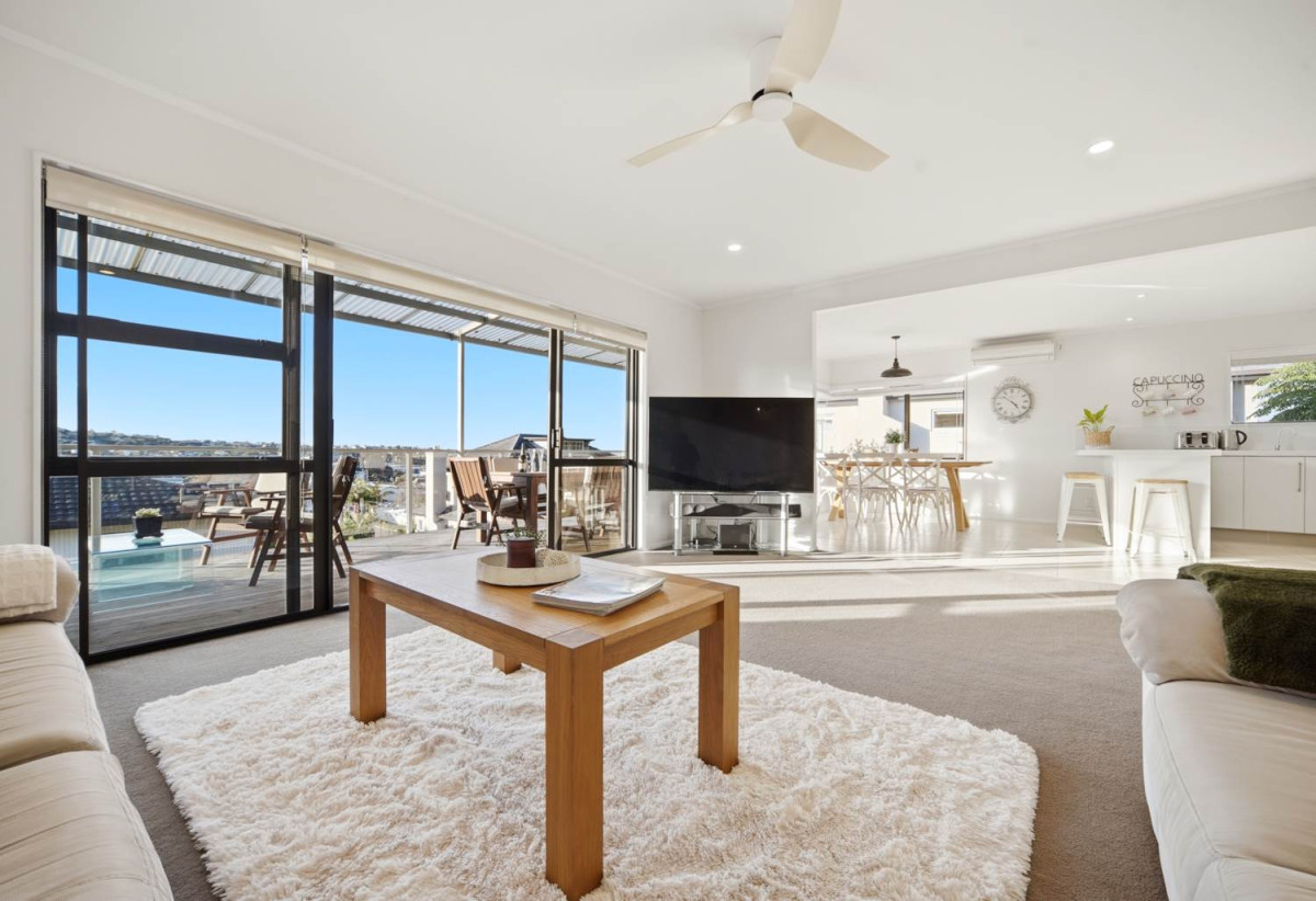 Rangitoto College zone, 4 beds +study room 2 baths house with double garage, 2 beds 1 bath ground floor, close to beach, shops, schools, 0.3 km to Browns Bay School, 1B Beechwood Road, Rothesay Bay, Auckland